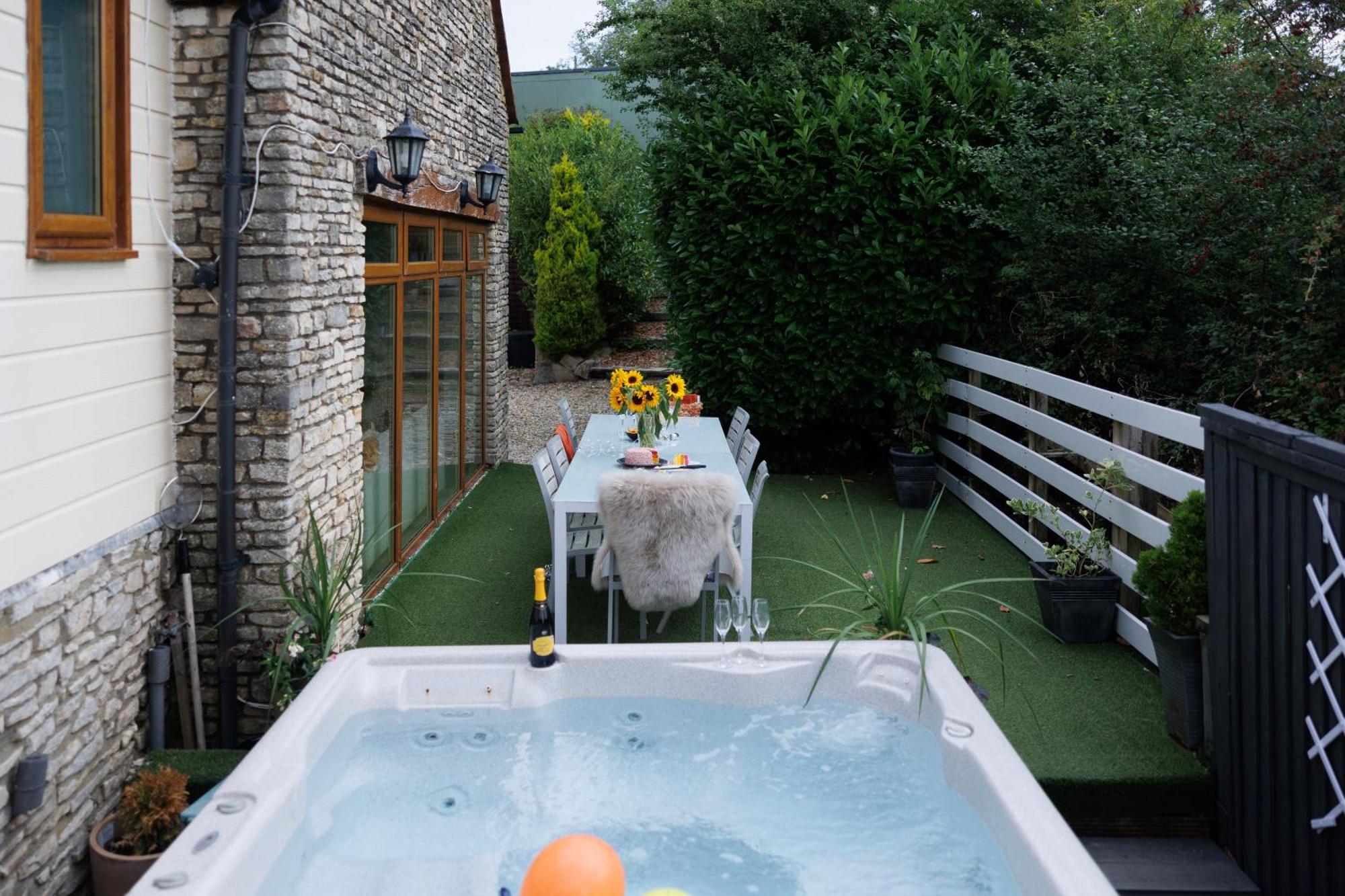 The West Barn Near Bath, Sleeps 24 And 2 Hot Tubs Vila Bristol Exterior foto